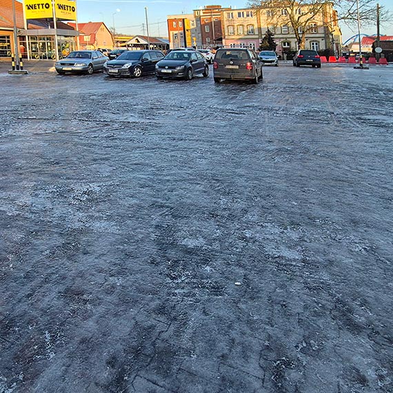 Lodowisko pod Netto w Wolinie. Zakupy tylko na �y�wach?