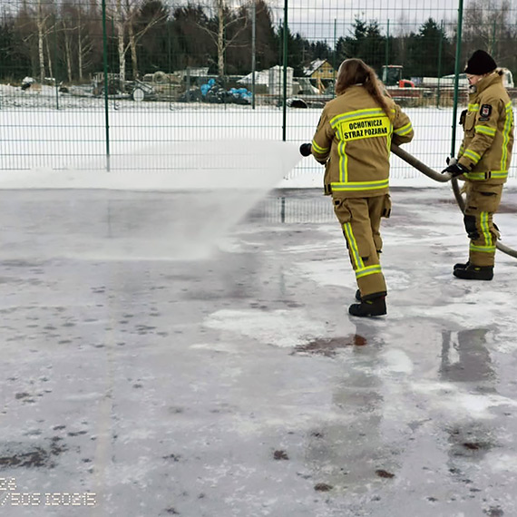 Stra�acy z OSP Ko�czewo wylali lodowisko na Orliku. Bezpieczna atrakcja na ferie