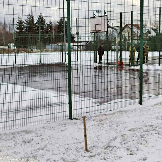 Stra�acy z OSP Ko�czewo wylali lodowisko na Orliku. Bezpieczna atrakcja na ferie