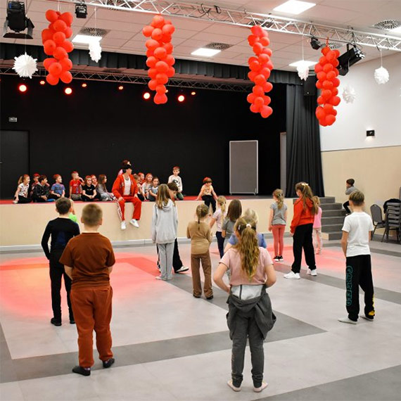 Warsztaty taneczno-aktorskie w Dziwnowskim Domu Kultury z Sebastianem Kowalczykiem i Ciapurem