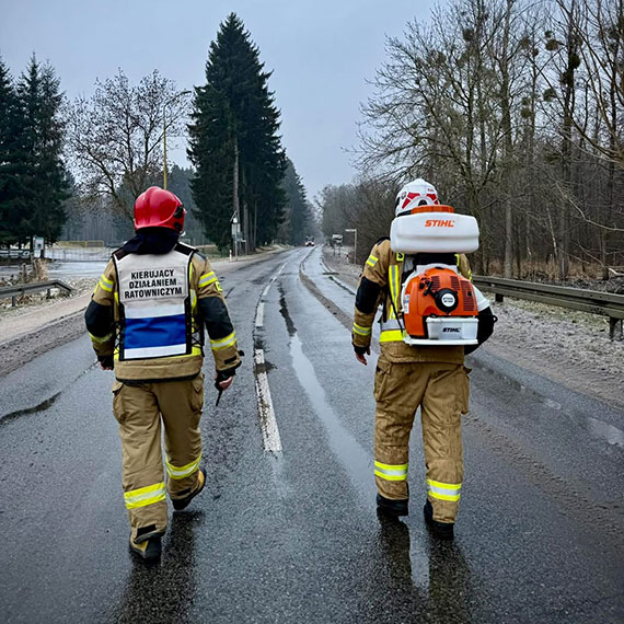 Rozlana substancja ropopochodna w centrum Golczewa. Interweniowali stra�acy