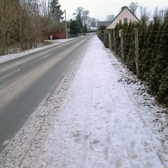 Lodowisko zamiast drogi. Strze�ewo od dw�ch tygodni walczy z oblodzeniem