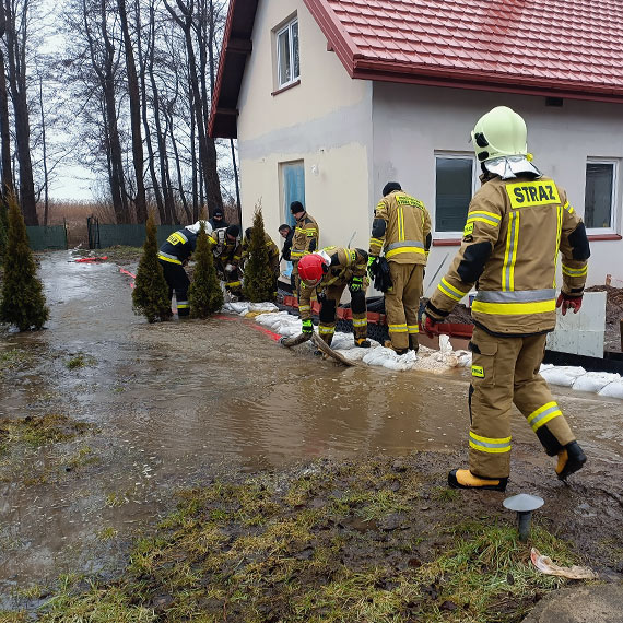 Zag�rze - woda podmy�a fundamenty domu. Stra�acy ze Skoszewa i Wolina walczyli trzy godziny