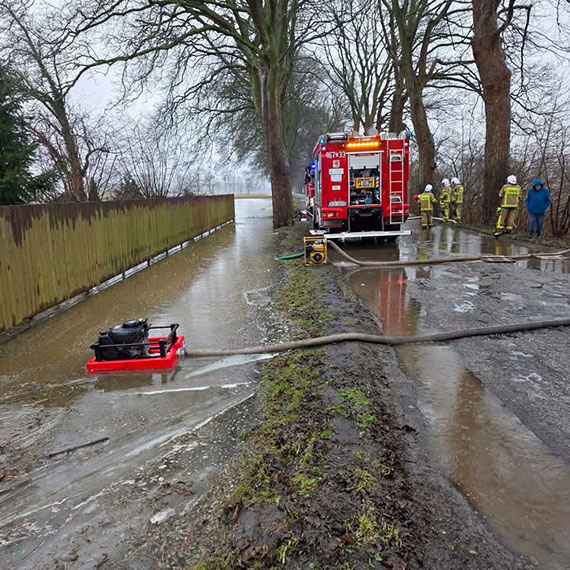 Zalane posesje w Kodr�biu. Stra�acy interweniowali po roztopach