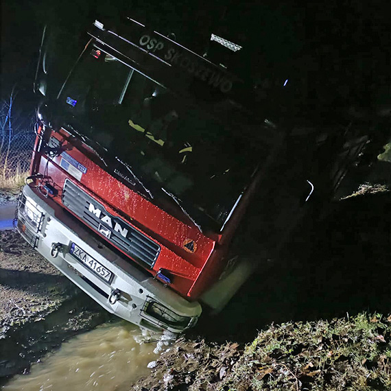 Zapad� si� na drodze powiatowej mi�dzy Zag�rzem a Skoszewem w gminie Wolin.