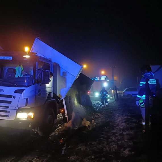 Zag�rze, stra�acy wracali dwa razy. Dzia�ania trwa�y do 1 w nocy. Zobacz film!