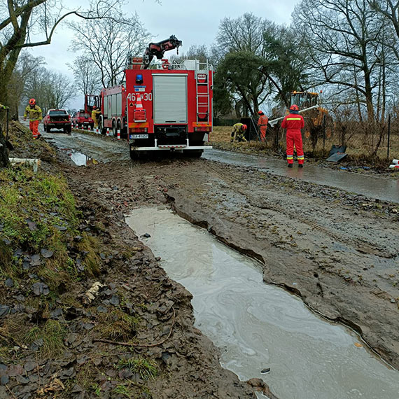 W�z OSP Skoszewo wyci�gni�ty z zapadliska. Akcja zako�czona w po�udnie