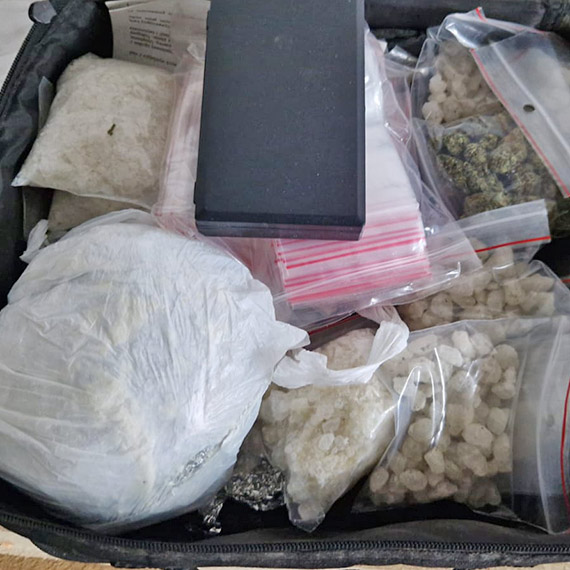 Ponad kilogram narkotyków zabezpieczony przez kołobrzeskich policjantów. 50-latek tymczasowo aresztowany