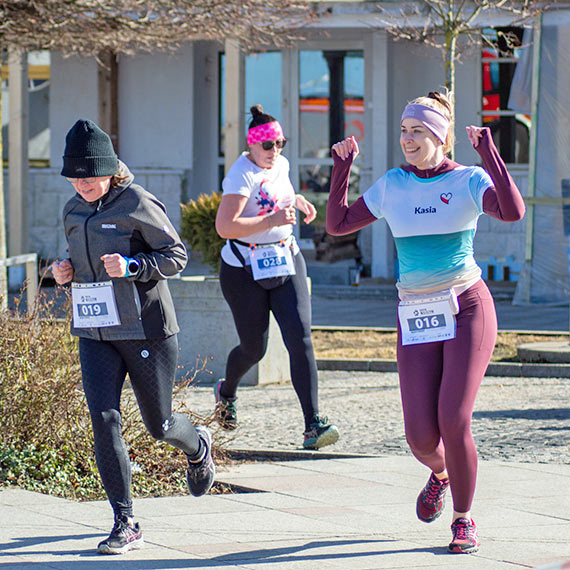 140 os�b pobieg�o „Tropem Wilczym” w Mi�dzyzdrojach. Pami�� i wsp�lnota na Alei Gwiazd