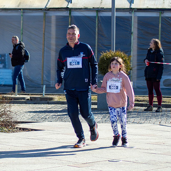 140 os�b pobieg�o „Tropem Wilczym” w Mi�dzyzdrojach. Pami�� i wsp�lnota na Alei Gwiazd