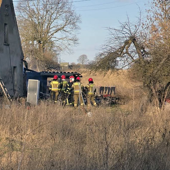 Po�ar budynku gospodarczego w ��cinie