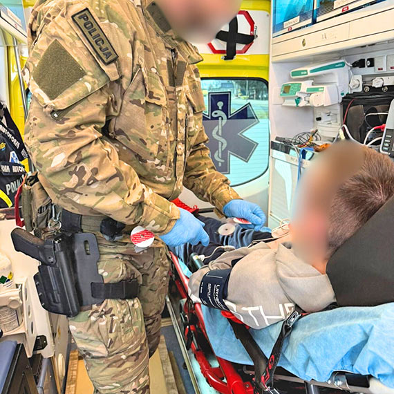 Szybka reakcja policjant�w uratowa�a zdrowie nastolatka