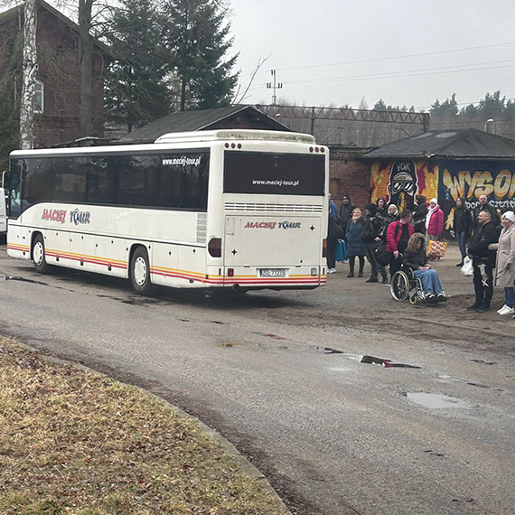 Poci�gi do �winouj�cia stan�y. Kolejarze naprawiaj� trakcj� mi�dzy Wolinem a Troszynem