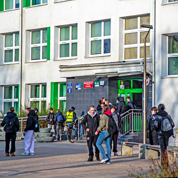 Pierwszy dzie� wiosny jak na razie bez s�o�ca, ale z ulg� w szko�ach. Uczniowie wiedz� swoje, dyrekcje te�