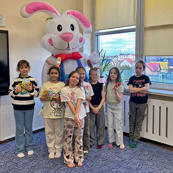 Zaj�czek Wielkanocny odwiedzi� szko�� muzyczn� w Kamieniu Pomorskim