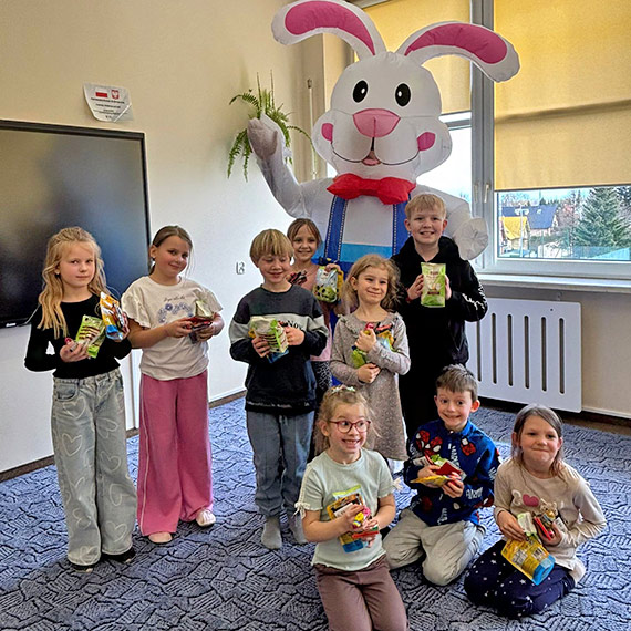 Zaj�czek Wielkanocny odwiedzi� szko�� muzyczn� w Kamieniu Pomorskim
