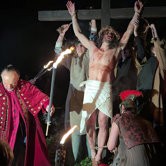 Droga Krzy�owa w ��wiej B�oci. Misterium w ruinach, kt�re wci�ga i nie pozwala pozosta� oboj�tnym. Zobacz film!