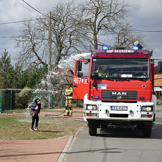 Stra�acy kontra dzieci. Lany poniedzia�ek w Skoszewie pe�en �miechu i wody. Zobacz film!