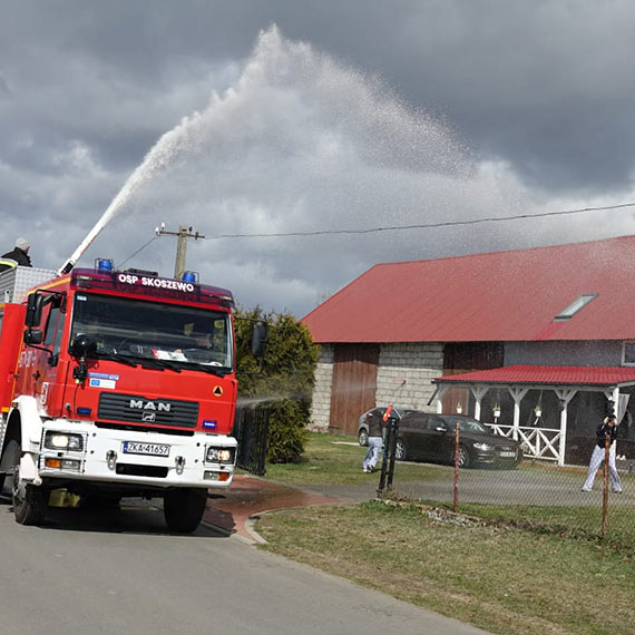 Stra�acy kontra dzieci. Lany poniedzia�ek w Skoszewie pe�en �miechu i wody. Zobacz film!