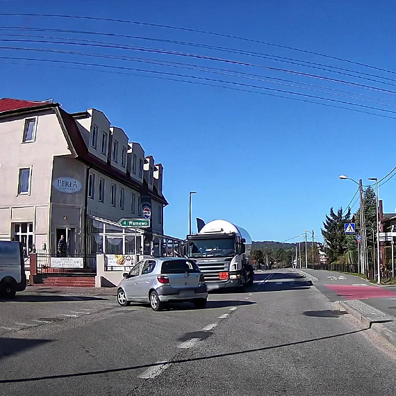 O włos od tragedii w Wisełce. Toyota wjechała prosto przed cysternę. Zobacz film!