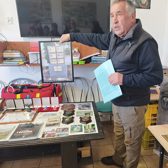 Uczniowie z Dziwnowa zajrzeli do niezwyk�ej kolekcji. Prapremiera wystawy ju� za nimi