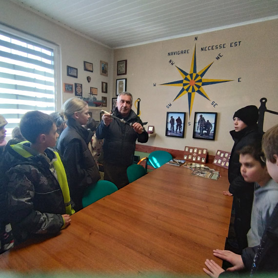 Uczniowie z Dziwnowa zajrzeli do niezwyk�ej kolekcji. Prapremiera wystawy ju� za nimi