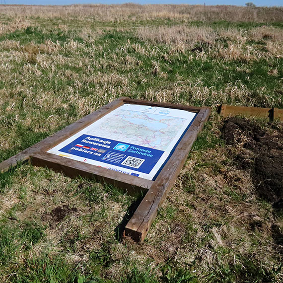 Tablica powalona od miesi�cy. Szlak mi�dzy Wolinem a P�ocinem czeka na porz�dki przed sezonem