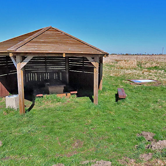 Tablica powalona od miesi�cy. Szlak mi�dzy Wolinem a P�ocinem czeka na porz�dki przed sezonem