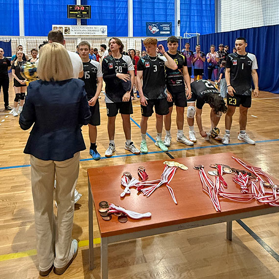 B�yskawica z pucharem podczas BALTIC VOLLEYBALL CUP – MI�DZYZDROJE 2026