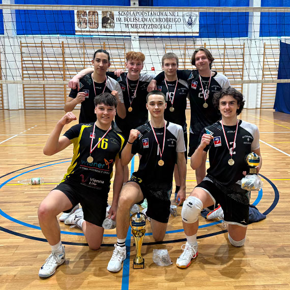 B�yskawica z pucharem podczas BALTIC VOLLEYBALL CUP – MI�DZYZDROJE 2026