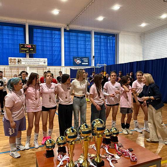 B�yskawica z pucharem podczas BALTIC VOLLEYBALL CUP – MI�DZYZDROJE 2026