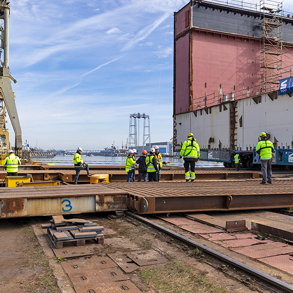 Stocznia Szczeci�ska „Wulkan” rozpoczyna wodowanie drugiego modu�u doku p�ywaj�cego