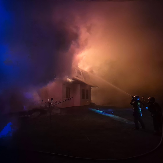 Po�ar domu w Kodr�bku. Nocna akcja wielu jednostek stra�y po�arnej