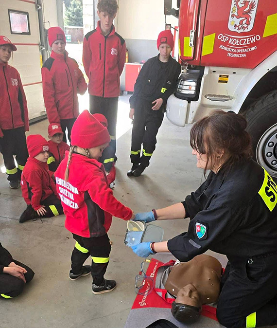 Defibrylator AED ju� dost�pny przy remizie w Ko�czewie. Ka�dy mo�e uratowa� �ycie