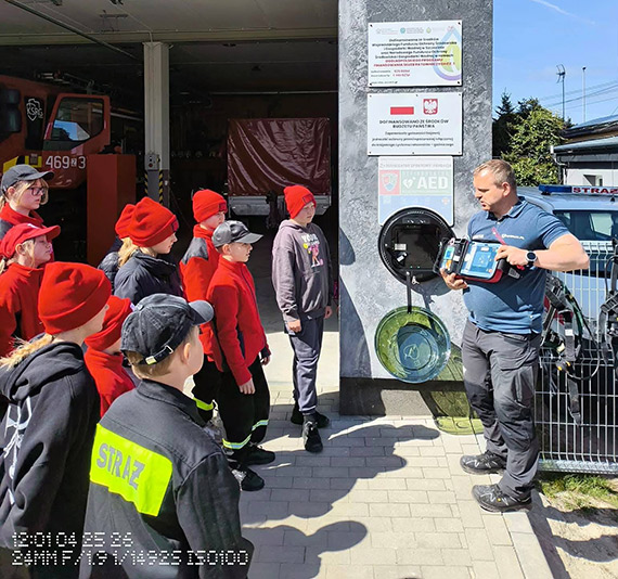 Defibrylator AED ju� dost�pny przy remizie w Ko�czewie. Ka�dy mo�e uratowa� �ycie