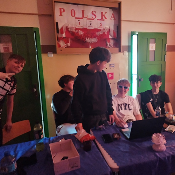 Szkolna dyskoteka w Dziwnowie z przes�aniem - muzyka, integracja i wsparcie dla chorej Mai