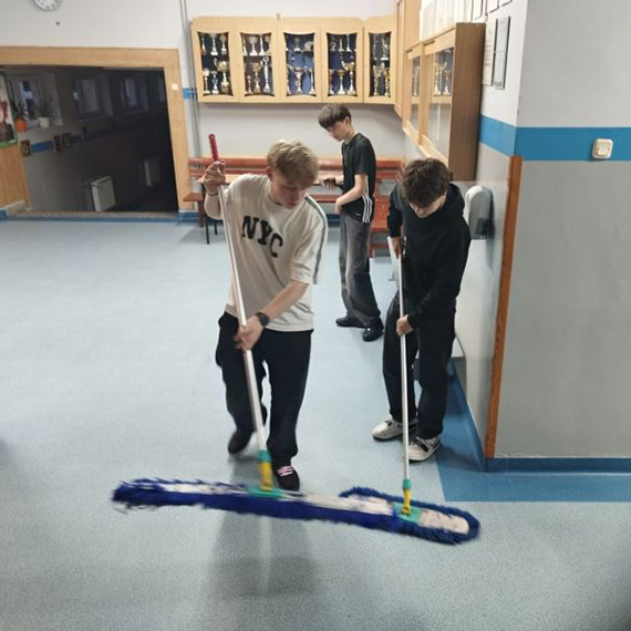 Szkolna dyskoteka w Dziwnowie z przes�aniem - muzyka, integracja i wsparcie dla chorej Mai