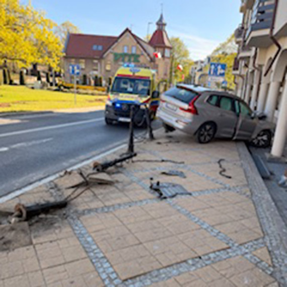 Samoch�d wbi� si� w filar w centrum Mi�dzyzdroj�w. Kierowca prawdopodobnie zas�ab� za kierownic�