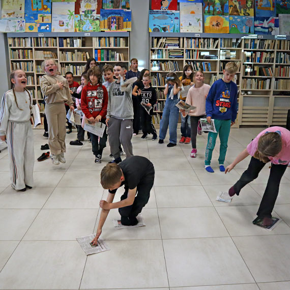Nocna w�dr�wka przez ksi��ki w mi�dzyzdrojskiej bibliotece