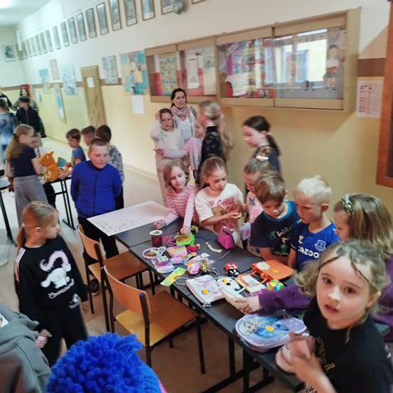 „Na targowisku w dzie� targowy, takie oto s� rozmowy. Prosz� pani, prosz� pana, co pani dzisiaj sprzedaje od rana? Dla Diegona, dla schroniska b�dzie troch� targowiska.”