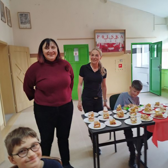 „Na targowisku w dzie� targowy, takie oto s� rozmowy. Prosz� pani, prosz� pana, co pani dzisiaj sprzedaje od rana? Dla Diegona, dla schroniska b�dzie troch� targowiska.”
