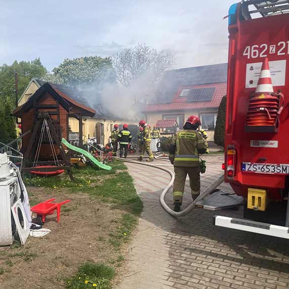 Po�ar warsztatu w Dusinie. Na miejscu stra�acy z kilku jednostek