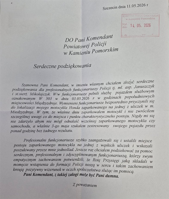 „Dzi�kujemy za s�u�b�” – mieszkaniec Szczecina doceni� policjant�w z Kamienia Pomorskiego
