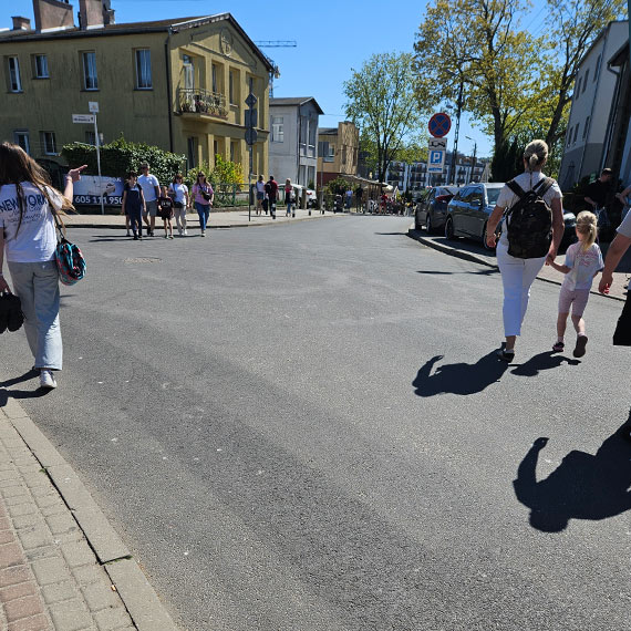 Mieszkaniec: Niebezpieczne skrzy�owanie w Mi�dzyzdrojach. Tury�ci i dzieci przechodz� przez jezdni� bez pas�w