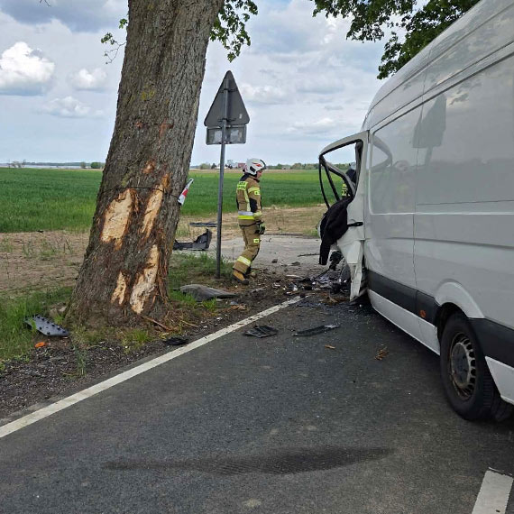 Dostawczak uderzy� w drzewo mi�dzy Kuku�owem a Sibinem. Jedna osoba trafi�a do szpitala