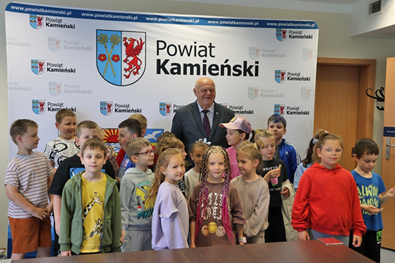 Pierwszoklasi�ci odwiedzili Starostwo Powiatowe w Kamieniu Pomorskim z okazji Dnia Dziecka