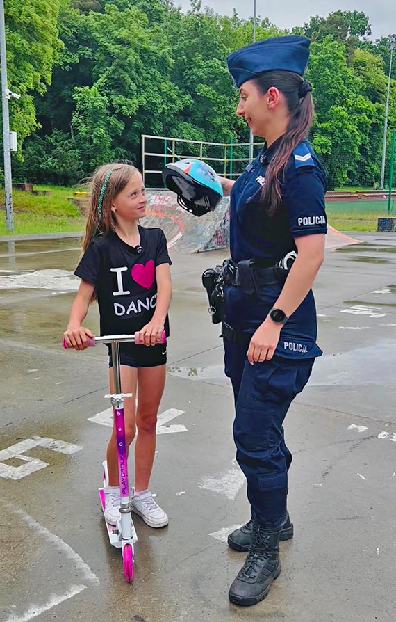Skibidi, sigma i kask. Policjanci ze �winouj�cia trafili do M�odych lepiej ni� niejeden Influencer. Zobacz film!