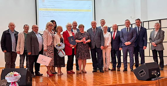 Wr�czenie srebrnej odznaki Honorowego Gryfa Zachodniopomorskiego oraz tytu�u „Zas�u�ony dla Gminy Golczewo”