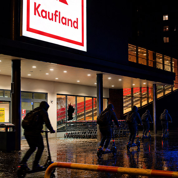 Gang na elektrycznych hulajnogach. Jubiler straci� towar wart fortun�