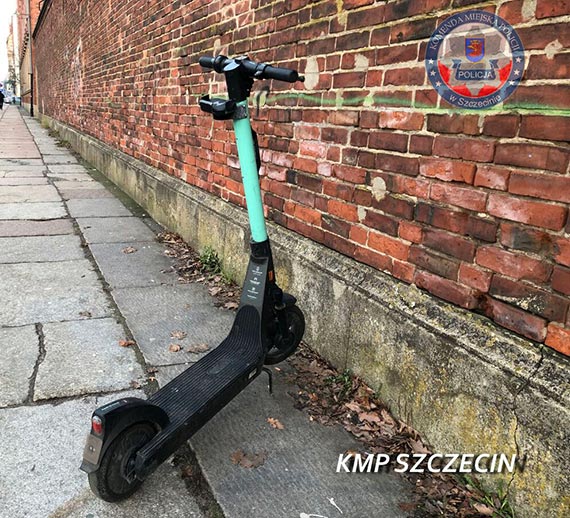 Nietrze�wy kieruj�cy hulajnog� zatrzymany przez policjant�w. By� tak�e osob� poszukiwan�